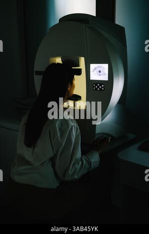 Glaukomfrüherkennung durch Perimetrie-Testung an einer ophthalmologischen Klinik. Perimetrie-Gesichtsfeldtest hilft bei der Erkennung eines frühen Glaukoms durch Beurteilung der Co Stockfoto