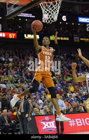 8. März 2018: Kerwin Roach II (12) der Texas Longhorns-Wärter Kerwin Roach II (12) bringt den Ball im Viertelfinale der Phillips 66 Big 12 Men's Basketball Championship 2018 zwischen den Texas Longhorns und den Texas Tech Red Raiders im Sprint Center in Kansas City, Missouri. Kendall Shaw/CSM(Kreditbild: &Copy; Kendall Shaw/CSM via ZUMA Wire) Stockfoto