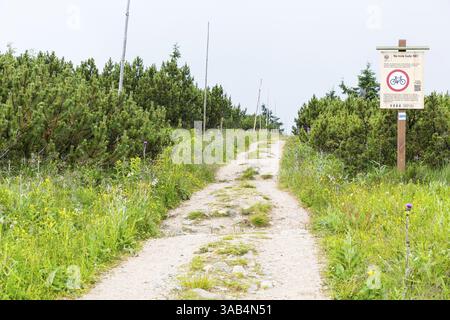 Sehr holpriger Wanderweg mit Schild für Radfahrer geschlossen, KrkonoTe Berge, Tschechien, Europa Stockfoto