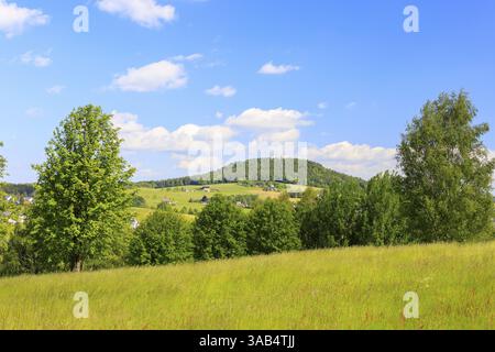 Stadt und Berg Baerenstein im Erzgebirge, Blick von Weipert in der Tschechischen Republik Stockfoto