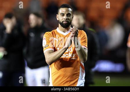 CJ Hamilton von Blackpool applaudiert den Fans nach dem letzten Pfiff während des Spiels Blackpool vs Reading in der Sky Bet League 1 in Bloomfield Road, Blackpool, Großbritannien, 1. April 2025 (Foto: Mark Cosgrove/News Images) Stockfoto