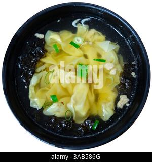Wonton Suppe ist gekochte Teigtaschen gefüllt mit Fleisch oder Meeresfrüchten. Sie werden in Brühe serviert, die normalerweise mit Zwiebeln und anderen Zutaten angereichert ist. Chinesisch Stockfoto