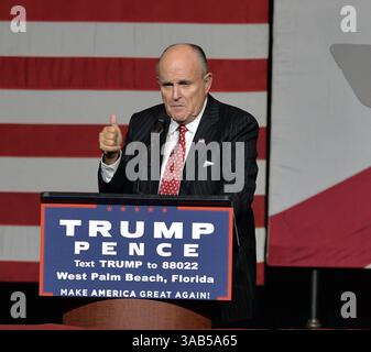 13. Oktober 2016: West Palm Beach, Florida, Vereinigte Staaten von Amerika - WEST PALM BEACH, FL - 13. OKTOBER: Der ehemalige Bürgermeister von New York City Rudy Giuliani spricht vor dem republikanischen Präsidentschaftskandidaten Donald Trump während einer Wahlkampfveranstaltung im South Florida Fair Expo Center am 13. Oktober 2016 in West Palm Beach, Florida. Trump setzt seinen Wahlkampf gegen die demokratische Präsidentschaftskandidatin Hillary Clinton fort, mit weniger als einem Monat bis zum Wahltag. ...Leute: Rudy Giuliani. (Kreditbild: © SMG via ZUMA Wire) Stockfoto