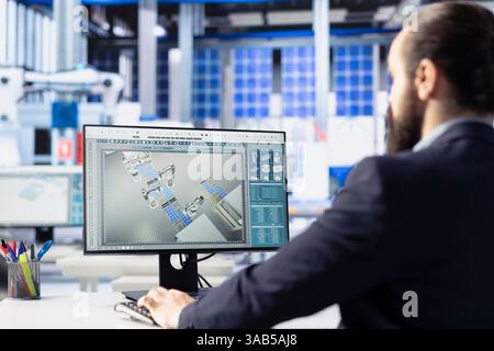 Produktionsleiter in der Solaranlage, der Systemprotokolle auf dem Computer überprüft, um betriebliche Ineffizienzen zu identifizieren und zu beheben. Photovoltaik-Mitarbeiter überwachen Daten auf PC-Bildschirm, Nahaufnahme Stockfoto