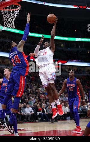 11. April 2018 – Chicago, IL, USA – David Nwaba (11) der Chicago Bulls schießt in der ersten Halbzeit im United Center in Chicago am Mittwoch, den 11. April 2018 über Eric Moreland der Detroit Pistons. (Bild: © Chris Sweda/TNS via ZUMA Wire) Stockfoto