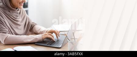 Lächelnde Arabische Frau, Die Am Laptop Für Das Neue Projekt Im Büro Arbeitet Stockfoto