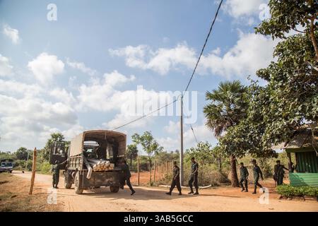 10. April 2015: Jaffna-Halbinsel, Sri Lanka: Die neue Sri-lankische Armee rekrutiert sich in Valikamam, die an Bord eines LKW springen, um elektrische Pole wieder zu installieren. Der Sri-lankische Bürgerkrieg begann am 23. Juli 1983 und war ein Aufstand gegen die Regierung der Liberation Tigers of Tamil Eelam (LTTE oder Tamil Tigers), die für einen unabhängigen tamilischen Staat Tamil Eelam kämpften. Nach einem 26-jährigen Krieg und schätzungsweise 40.000 zivilen Toten besiegte die srilankische Armee am 2009. Mai die Tamil Tigers. Viele Tamilen wurden während des 26-jährigen Krieges vertrieben, ihr einst vielversprechendes Land verwüstete über die Jahre und das Sri-La Stockfoto