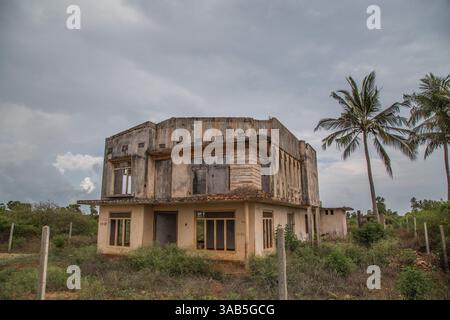 27. März 2015 - Jaffna-Halbinsel, Sri Lanka - Ein leeres Haus in der Hochsicherheitszone in Valikamaam. Ab Mitte 2015 begann das srilankische Militär, Teile des Landes freizugeben, das den vertriebenen Tamilen gehörte, die während des 26-jährigen Konflikts zwischen der LTTE und dem Militär beschlagnahmt wurden. Der Sri-lankische Bürgerkrieg begann am 23. Juli 1983 und war ein Aufstand gegen die Regierung der Liberation Tigers of Tamil Eelam (LTTE oder Tamil Tigers), die für einen unabhängigen tamilischen Staat Tamil Eelam kämpften. Nach einem 26-jährigen Krieg und schätzungsweise 40.000 zivilen Toten besiegte die srilankische Armee die Stockfoto