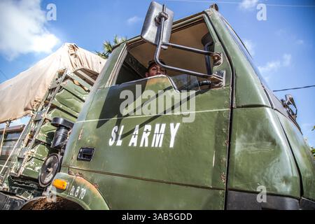 10. April 2015: Halbinsel Jaffna, Sri Lanka: Ein srilankischer Armeeoffizier in einem Lastwagen übersieht die Freilassung von Land an vertriebene Tamilen. Das Land Jaffna und andere Teile des Nordostens Sri Lankas sind trotz des Konflikts im Jahr 2009 weiterhin militarisiert. Der Sri-lankische Bürgerkrieg begann am 23. Juli 1983 und war ein Aufstand gegen die Regierung der Liberation Tigers of Tamil Eelam (LTTE oder Tamil Tigers), die für einen unabhängigen tamilischen Staat Tamil Eelam kämpften. Nach einem 26-jährigen Krieg und schätzungsweise 40.000 zivilen Toten besiegte die srilankische Armee am 2009. Mai die Tamil Tigers. M Stockfoto