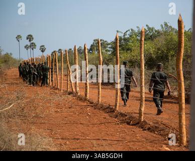 10. April 2015: Halbinsel Jaffna, Sri Lanka: Sri-lankische Militäroffiziere, die einen Zaun in Valikamam unterhalten. Der Sri-lankische Bürgerkrieg begann am 23. Juli 1983 und war ein Aufstand gegen die Regierung der Liberation Tigers of Tamil Eelam (LTTE oder Tamil Tigers), die für einen unabhängigen tamilischen Staat Tamil Eelam kämpften. Nach einem 26-jährigen Krieg und schätzungsweise 40.000 zivilen Toten besiegte die srilankische Armee am 2009. Mai die Tamil Tigers. Viele Tamilen wurden während des 26-jährigen Krieges vertrieben, ihre einst vielversprechenden Ländereien verwüsteten über die Jahre und das srilankische Militär nutzte das lan Stockfoto
