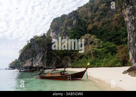 Langschwanzboote liegen am Sandstrand der Insel Ko Hong vor. Kleine Insel in der Andamanensee im Süden Thailands, Provinz Krabi. Stockfoto