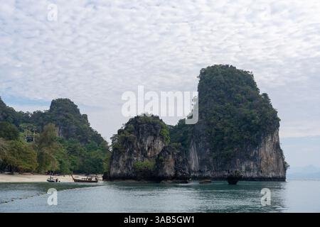 Langschwanzboote liegen am Sandstrand der Insel Ko Hong vor. Kleine Insel in der Andamanensee im Süden Thailands, Provinz Krabi. Stockfoto