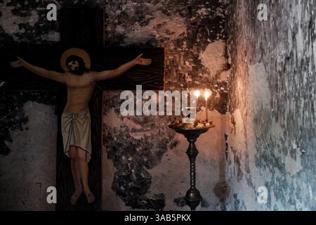 3. Juni 2018 - Uplistsikhe, Georgia - Uplistsikhe Historical Museum Reserve, eine der ältesten städtischen Siedlungen Georgiens, ist eine alte Felsenstadt im Osten Georgiens, 10 Kilometer östlich der Stadt Gori. Erbaut auf einem hohen felsigen linken Ufer des Mtkvari, enthält es Bauwerke aus der frühen Eisenzeit bis ins späte Mittelalter. Auf dem Gipfel des Komplexes befindet sich eine christliche Basilika, die im 9. 10. Jahrhundert aus Stein und Ziegeln erbaut wurde. (Bild: © Nir Alon via ZUMA Wire) Stockfoto