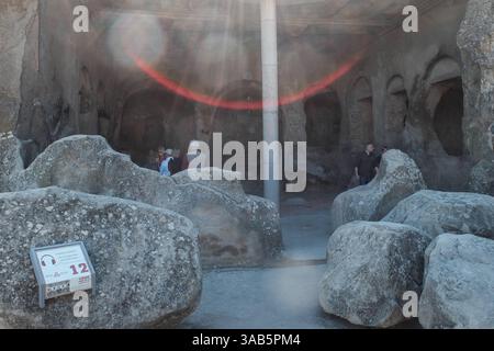 3. Juni 2018 - Uplistsikhe, Georgia - Uplistsikhe Historical Museum Reserve, eine der ältesten städtischen Siedlungen Georgiens, ist eine alte Felsenstadt im Osten Georgiens, 10 Kilometer östlich der Stadt Gori. Erbaut auf einem hohen felsigen linken Ufer des Mtkvari, enthält es Bauwerke aus der frühen Eisenzeit bis ins späte Mittelalter. Auf dem Gipfel des Komplexes befindet sich eine christliche Basilika, die im 9. 10. Jahrhundert aus Stein und Ziegeln erbaut wurde. (Bild: © Nir Alon via ZUMA Wire) Stockfoto