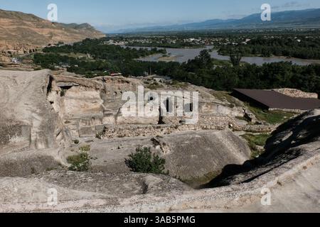 3. Juni 2018 - Uplistsikhe, Georgia - Uplistsikhe Historical Museum Reserve, eine der ältesten städtischen Siedlungen Georgiens, ist eine alte Felsenstadt im Osten Georgiens, 10 Kilometer östlich der Stadt Gori. Erbaut auf einem hohen felsigen linken Ufer des Mtkvari, enthält es Bauwerke aus der frühen Eisenzeit bis ins späte Mittelalter. Auf dem Gipfel des Komplexes befindet sich eine christliche Basilika, die im 9. 10. Jahrhundert aus Stein und Ziegeln erbaut wurde. (Bild: © Nir Alon via ZUMA Wire) Stockfoto