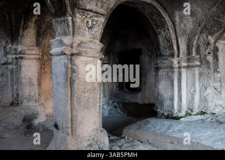 3. Juni 2018 - Uplistsikhe, Georgia - Uplistsikhe Historical Museum Reserve, eine der ältesten städtischen Siedlungen Georgiens, ist eine alte Felsenstadt im Osten Georgiens, 10 Kilometer östlich der Stadt Gori. Erbaut auf einem hohen felsigen linken Ufer des Mtkvari, enthält es Bauwerke aus der frühen Eisenzeit bis ins späte Mittelalter. Auf dem Gipfel des Komplexes befindet sich eine christliche Basilika, die im 9. 10. Jahrhundert aus Stein und Ziegeln erbaut wurde. (Bild: © Nir Alon via ZUMA Wire) Stockfoto