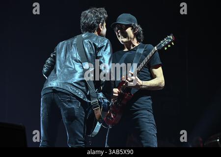Mailand, Italien. April 2025. Fabrizio Moro während der TOUR 2025 im Palazzo dello Sport am 1. April 2025 in Rom, Italien. Quelle: Domenico Cippitelli/Alamy Live News Stockfoto