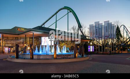 Rust, Deutschland - 19. März 2025: Der beleuchtete Brunnen der Begegnung leuchtet in der Abenddämmerung vor der Europa-Park Arena Stockfoto