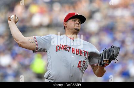12. Juni 2018 - Kansas City, MO, USA - Cincinnati Reds Starting Pitcher Sal Romano wirft am Dienstag, 12. Juni 2018, im Kauffman Stadium in Kansas City, Mo. (Credit Image: © John Sleezer/TNS via ZUMA Wire) im ersten Inning gegen die Kansas City Royals. Stockfoto
