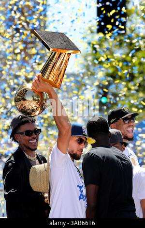 12. Juni 2018 – Oakland, KALIFORNIEN, USA – der Golden State Warriors' Stephen Curry gewinnt am Ende der Meisterschaftsrunde die Larry O'Brien NBA Championship Trophy, gefolgt von der Siegerparade in der Innenstadt von Oakland, Kalifornien, am Dienstag, den 12. Juni 2018. (Bild: © Ray Chavez/TNS via ZUMA Wire) Stockfoto