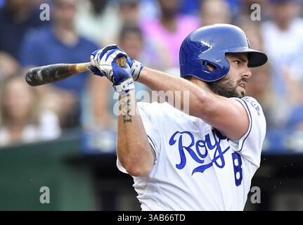 Juni 2018 – Kansas City, MO, USA – Mike Moustakas von Kansas City Royals folgt am Dienstag, den 12. Juni 2018, im Kauffman Stadium in Kansas City, Mo. (Credit Image: © John Sleezer/TNS via ZUMA Wire) auf einer Single im ersten Inning gegen die Cincinnati Reds durch. Stockfoto