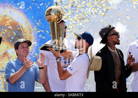 12. Juni 2018 – Oakland, KALIFORNIEN, USA – der Golden State Warriors' Stephen Curry gewinnt die Larry O'Brien NBA Championship Trophy, als Majorty-Inhaber Joe Lacob am Dienstag, den 12. Juni 2018, am Ende der Meisterschaftsrunde des Teams in der Innenstadt von Oakland, Kalifornien, applaudiert. (Bild: © Ray Chavez/TNS via ZUMA Wire) Stockfoto