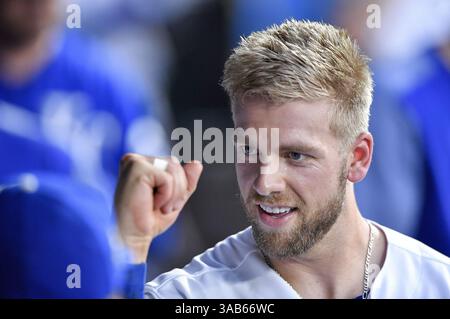 12. Juni 2018 – Kansas City, MO, USA – der Kansas City Royals' Hunter Dozier wird nach seinem Solo-Heimlauf im fünften Inning gegen die Cincinnati Reds am Dienstag, den 12. Juni 2018, im Kauffman Stadium in Kansas City, Mo. gratuliert (Credit Image: © John Sleezer/TNS via ZUMA Wire) Stockfoto