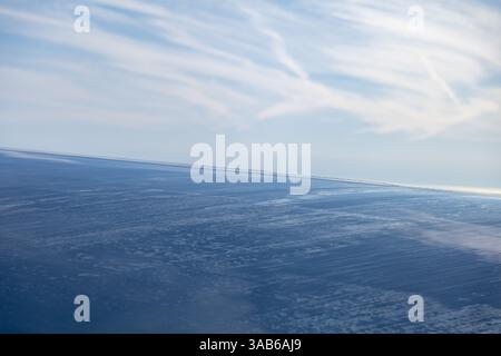 Blau, der Himmel und der blaue Vordergrund des Flugzeugflügels. Stockfoto