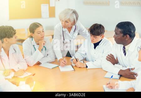 Professor erklärt Thema einer Gruppe von Medizinstudenten Stockfoto