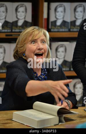 2. Oktober 2014: Coral Gables, Florida, Vereinigte Staaten von Amerika – CORAL GABLES, FL – 02. OKTOBER: Mögliche Kandidatin für die Präsidentschaftswahl, die ehemalige First Lady und ehemalige US-Außenministerin Hillary Rodham Clinton unterzeichnet am 2. Oktober 2014 Kopien ihres neuen Buches Hard Choice at Books & Books in Coral Gables, Florida. (Kreditbild: © SMG via ZUMA Wire) Stockfoto