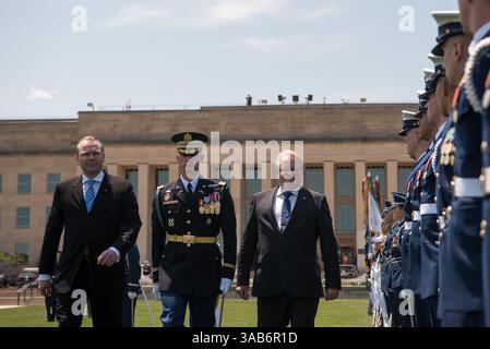 Mai 2018 – Washington, District of Columbia, USA – Verteidigungsminister JAMES MATTIS trifft finnischen Verteidigungsminister JUSSI NIINISTO und schwedischen Verteidigungsminister PETER HULTQVIST im Pentagon in Washington, D.C. (Credit Image: © US Army/DOD via ZUMA Wire/ZUMAPRESS.com) Stockfoto