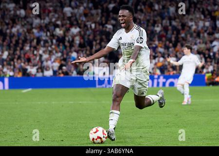 Madrid, Madrid, Spanien. April 2025. Vinicius Jr von Real Madrid CF während des spanischen Fußballspiels des King's Cup zwischen Real Madrid CF und Real Sociedad im Santiago Bernabeu Stadion in Madrid, Spanien, 1. April 2025 (Foto: © Ruben Albarran/ZUMA Press Wire) NUR ZUR REDAKTIONELLEN VERWENDUNG! Nicht für kommerzielle ZWECKE! Stockfoto