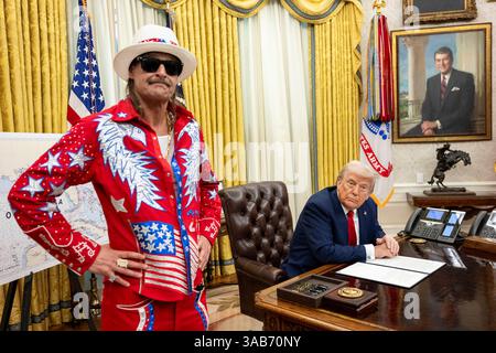 Washington, Usa. 31. März 2025. U. US-Präsident Donald Trump unterschreibt einen Befehl, der ausbeuterische Kartenskalpings verbietet, als der Musiker Kid Rock, Left, im Oval Office des Weißen Hauses anschaut, 31. März 2025 in Washington, DC Credit: Molly Riley/White House Photo/Alamy Live News Stockfoto