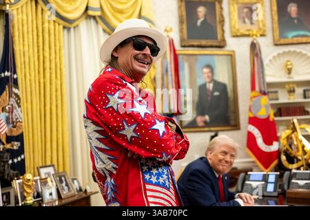 Washington, Usa. 31. März 2025. U. US-Präsident Donald Trump unterschreibt einen Befehl, der ausbeuterische Kartenskalpings verbietet, als der Musiker Kid Rock, Left, im Oval Office des Weißen Hauses anschaut, 31. März 2025 in Washington, DC Credit: Molly Riley/White House Photo/Alamy Live News Stockfoto