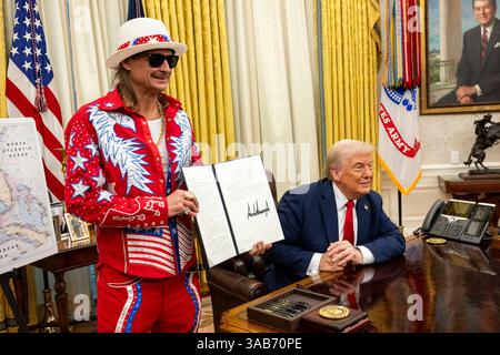 Washington, Usa. 31. März 2025. Der Musiker Kid Rock, links, hält den unterzeichneten Befehl, ausbeuterische Ticket-Scalping als U. zu verbieten US-Präsident Donald Trump, blickt auf das Oval Office of the White House, 31. März 2025 in Washington, DC Credit: Molly Riley/White House Photo/Alamy Live News Stockfoto
