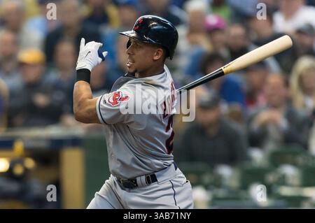 9. Mai 2018: Die Cleveland Indians verließen den Feldspieler Michael Brantley mit Platz 23 im 4. Inning des Major League Baseballspiels zwischen den Milwaukee Brewers und den Cleveland Indians im Miller Park in Milwaukee, WI. John Fisher/CSM(Credit Image: &Copy; John Fisher/CSM via ZUMA Wire) Stockfoto