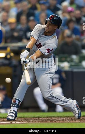 9. Mai 2018: Die Cleveland Indians verließen den Feldspieler Michael Brantley mit Platz 23 im 4. Inning des Major League Baseballspiels zwischen den Milwaukee Brewers und den Cleveland Indians im Miller Park in Milwaukee, WI. John Fisher/CSM(Credit Image: &Copy; John Fisher/CSM via ZUMA Wire) Stockfoto