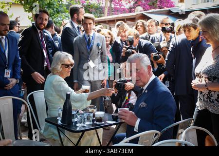 10. Mai 2018 – Athen, Griechenland – der britische Prinz Charles und seine Frau Camilla, Herzogin von Cornwall, trinken einen Kaffee im Zentrum von Athen. Der Prinz von Wales, Erbe des britischen Throns, und seine Frau besuchen Griechenland, wo einst Karls väterliche Vorfahren regierten. (Kreditbild: © Eurokinissi via ZUMA Wire) Stockfoto