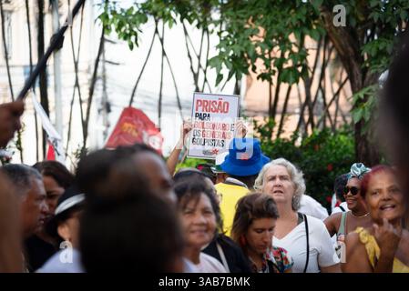 Salvador, Bahia, Brasilien - 01. April 2025: Demonstranten werden an einem Akt gegen Amnestie des ehemaligen brasilianischen Präsidenten Bolsonaro teilgenommen Stockfoto