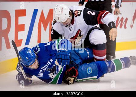 7. März 2018: Der Vancouver Canucks-Verteidiger Michael Del Zotto (4) versucht, den Coyotes-Verteidiger Luke Schenn (2) loszuwerden, der seinen Handschuh während des NHL-Spiels zwischen den Arizona Coyotes und den Vancouver Canucks in der Rogers Arena in Vancouver verlor. Dom Gagne/CSM(Kreditbild: &Copy; Dom Gagne/CSM via ZUMA Wire) Stockfoto