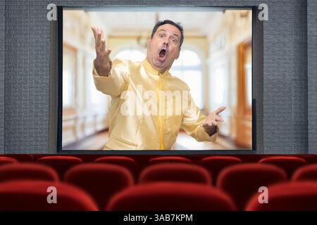Opernsänger singt Arien bei einer Projektion im Theater Stockfoto