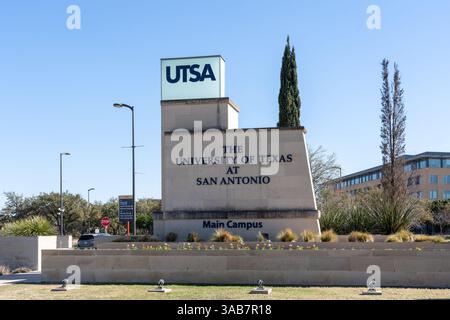 San Antonio, Texas, USA - 16. März 2022: Das Zeichen der University of Texas auf dem Hauptcampus in San Antonio, Texas, USA Stockfoto