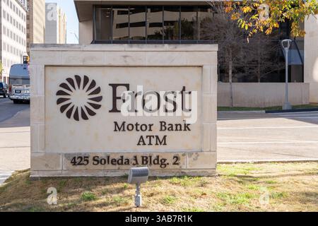 San Antonio, TX, USA - 16. März 2022: Das Schild der Frost Motor Bank in der Innenstadt von San Antonio, TX, USA. Stockfoto