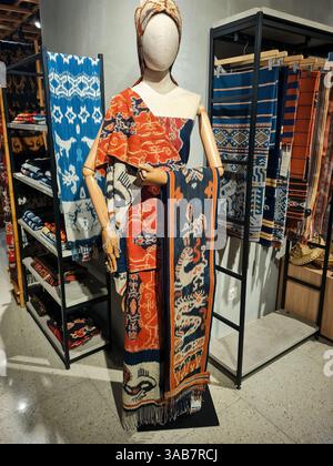 Eine Schaufensterpuppe in einer Boutique in Jakarta, Indonesien, gekleidet in traditionellem indonesischen Ikat-Material. Stockfoto
