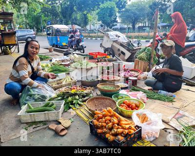 Indonesische Straßenverkäufer verkaufen frisches Gemüse auf dem Boden eines Bürgersteigs in Senen, Jakarta. Stockfoto