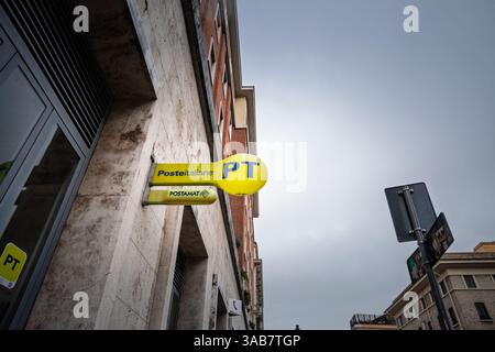 ROM, ITALIEN - 15. JANUAR 2025: Beschilderung der Poste Italiane vor einem Postamt in Rom, Italien. Poste Italiane ist der wichtigste italienische Postdienst. Stockfoto