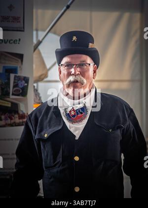 BACKI PETROVAC, SERBIEN - 12. FEBRUAR 2025: Porträt eines älteren slowakischen Mannes in traditioneller Tracht bei einer kulturellen Veranstaltung in Backi Petrovac, Serbien, ce Stockfoto