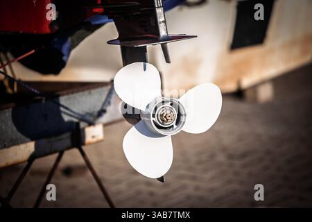 Die selektive Unschärfe eines Schiffspropellers (Helix) in Bewegung erfasst die dynamische Drehung und das komplizierte Design eines Schiffspropellers. Der abstrakte Effekt emp Stockfoto