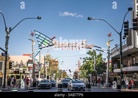 LAS VEGAS, 21. AUGUST 2024: Eintrittsschild für den Fremont East District in der Innenstadt von Las Vegas, Nevada, bekannt für sein pulsierendes Nachtleben, Vintage-Neonschilder, Stockfoto