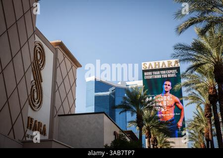 LAS VEGAS, 21. AUGUST 2024: Außenansicht des Sahara Las Vegas Hotels und Kasinos in einer belebten Straße in Las Vegas, Nevada. Teil der Meruelo Group, das ist's. Stockfoto